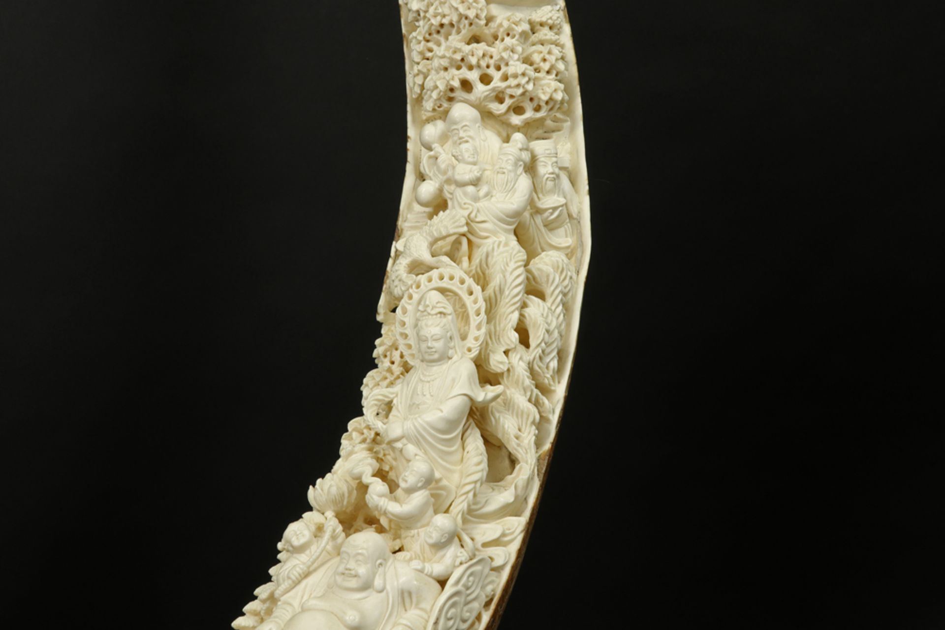 mammoth tusk with a fine Chinese sculpture on its wooden stand ||Chinese fijngebeeldhouwde sculptuur - Image 7 of 9