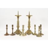 various lot with old and antique brass candlesticks ||Lot antieke en oude koperen kandelaars,