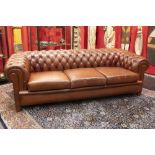well preserved Chesterfield sofa in leather ||Zeer goed bewaarde Chesterfield driezitsofa in leder