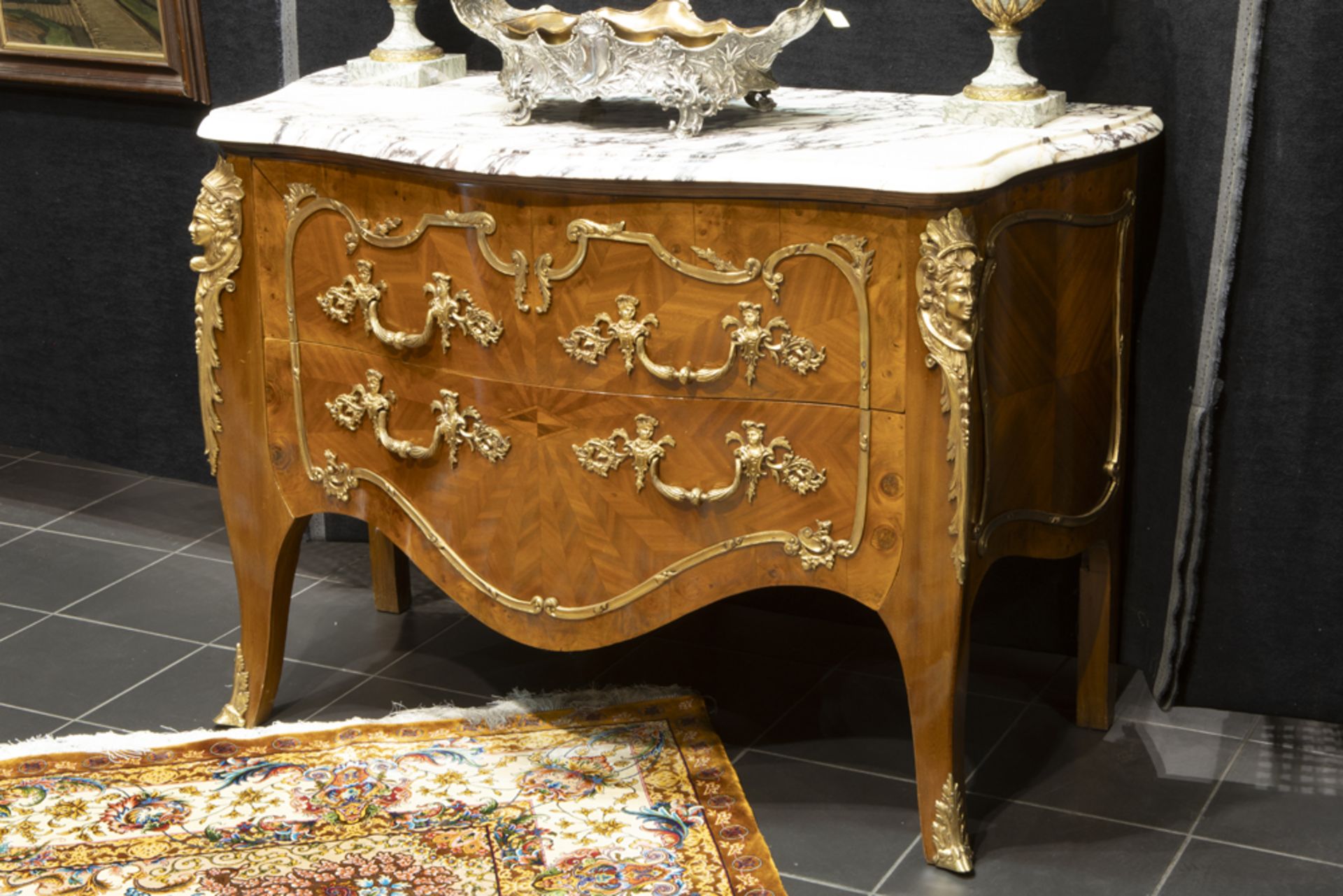 Louis XV style chest of drawers in burr of walnut with mountings in gilded bronze and with a quite