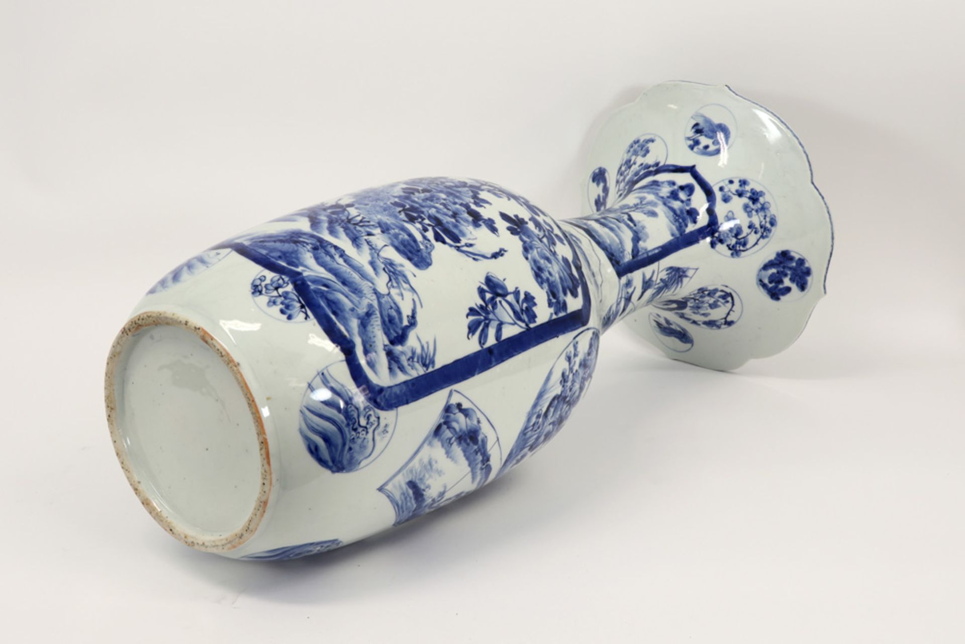 antique Japanese vase in porcelain with a blue-white decor ||Antieke Japanse vaas in porselein met - Image 4 of 4