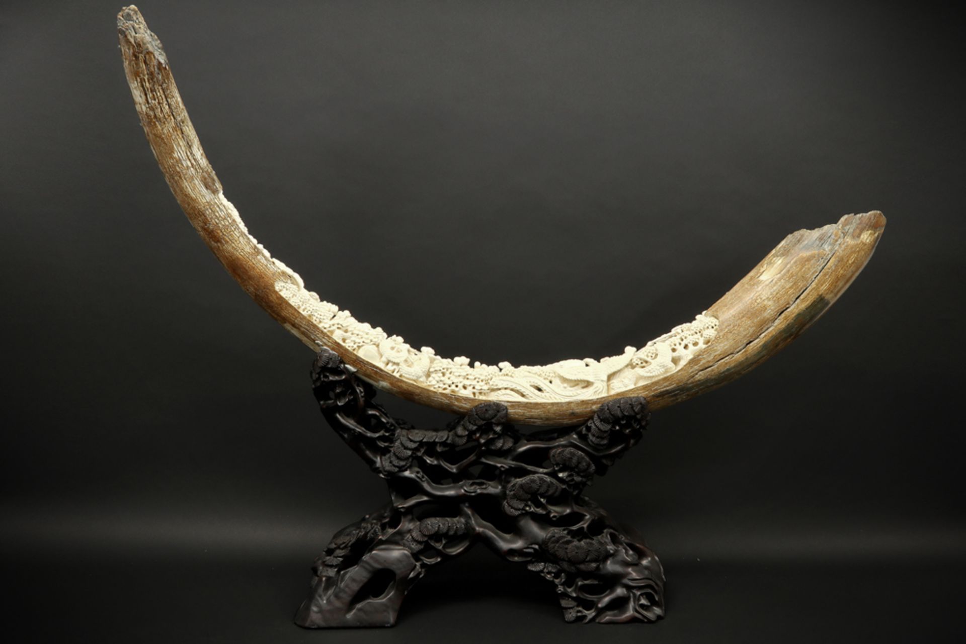 mammoth tusk with a fine Chinese sculpture on its wooden stand ||Chinese fijngebeeldhouwde sculptuur - Image 8 of 9