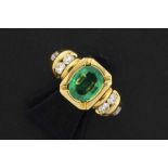 ring in yellow gold (18 carat) with a central ca 1,35 carat Columbian emerald and at least 0,70