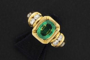 ring in yellow gold (18 carat) with a central ca 1,35 carat Columbian emerald and at least 0,70