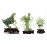 three Chinese jade sculptures ||Lot van drie Chinese sculpturen in jade - hoogtes van 14,5 tot 19 cm
