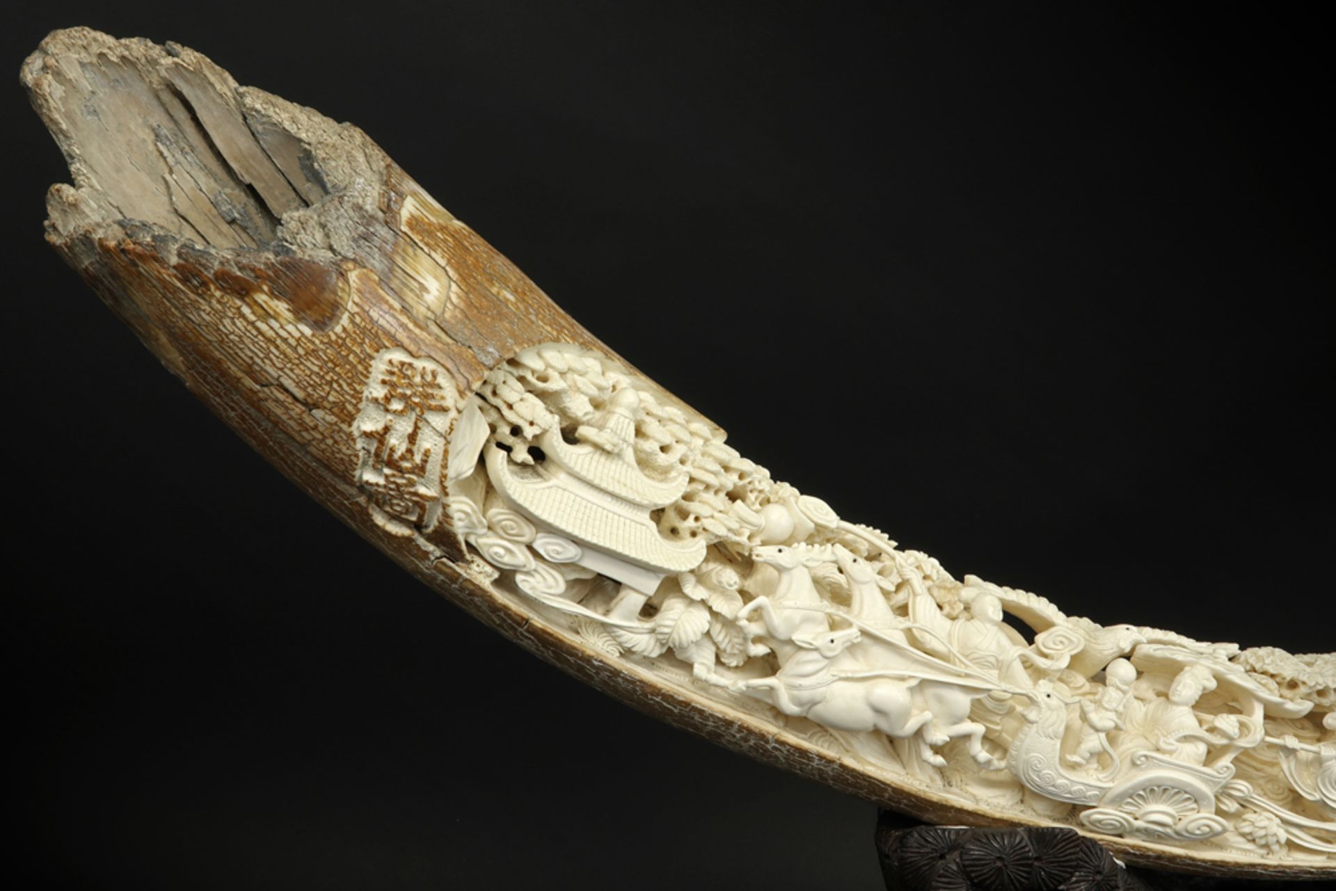 mammoth tusk with a fine Chinese sculpture on its wooden stand ||Chinese fijngebeeldhouwde sculptuur - Image 2 of 9