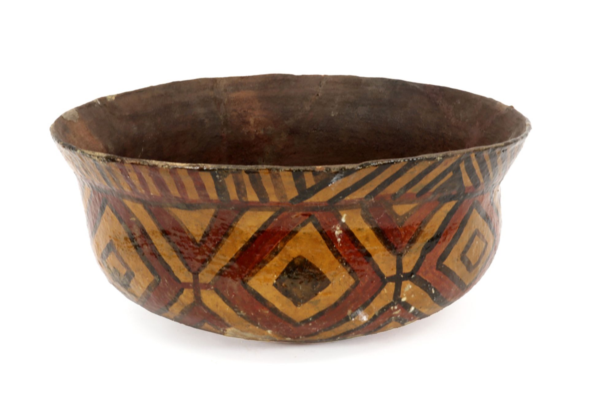 quite big Ancient American bowl in earthenware with painted geometric figrues ||OUD-AMERIKA grote