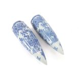 pair of Japanese wall vases in porcelain with a blue-white flower decor ||Paar Japanse wandvazen met