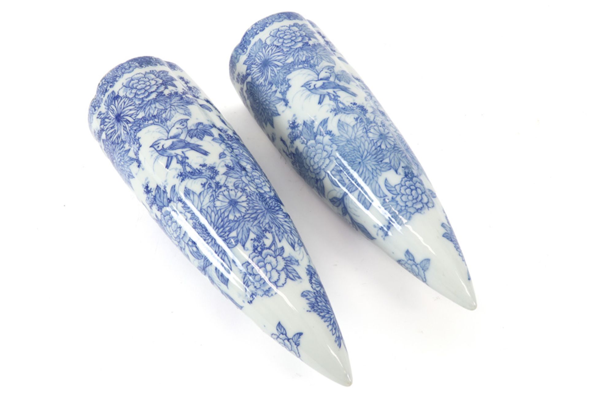 pair of Japanese wall vases in porcelain with a blue-white flower decor ||Paar Japanse wandvazen met