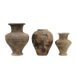 thre Far East vases in earthenware ||Lot van drie vazen uit het Verre Oosten in aardewerk -