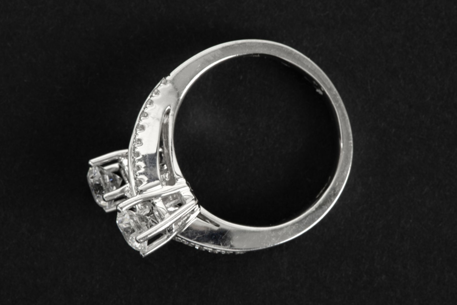 ring in white gold (18 carat) with two bigger brilliants (1,05 carat) and 0,70 carat of small high - Bild 2 aus 2