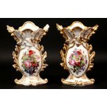pair of antique vases in porcelain from Brussels with painted flower still lifes ||Paar antieke