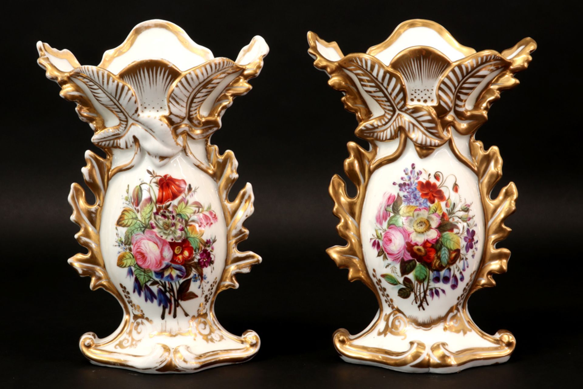 pair of antique vases in porcelain from Brussels with painted flower still lifes ||Paar antieke