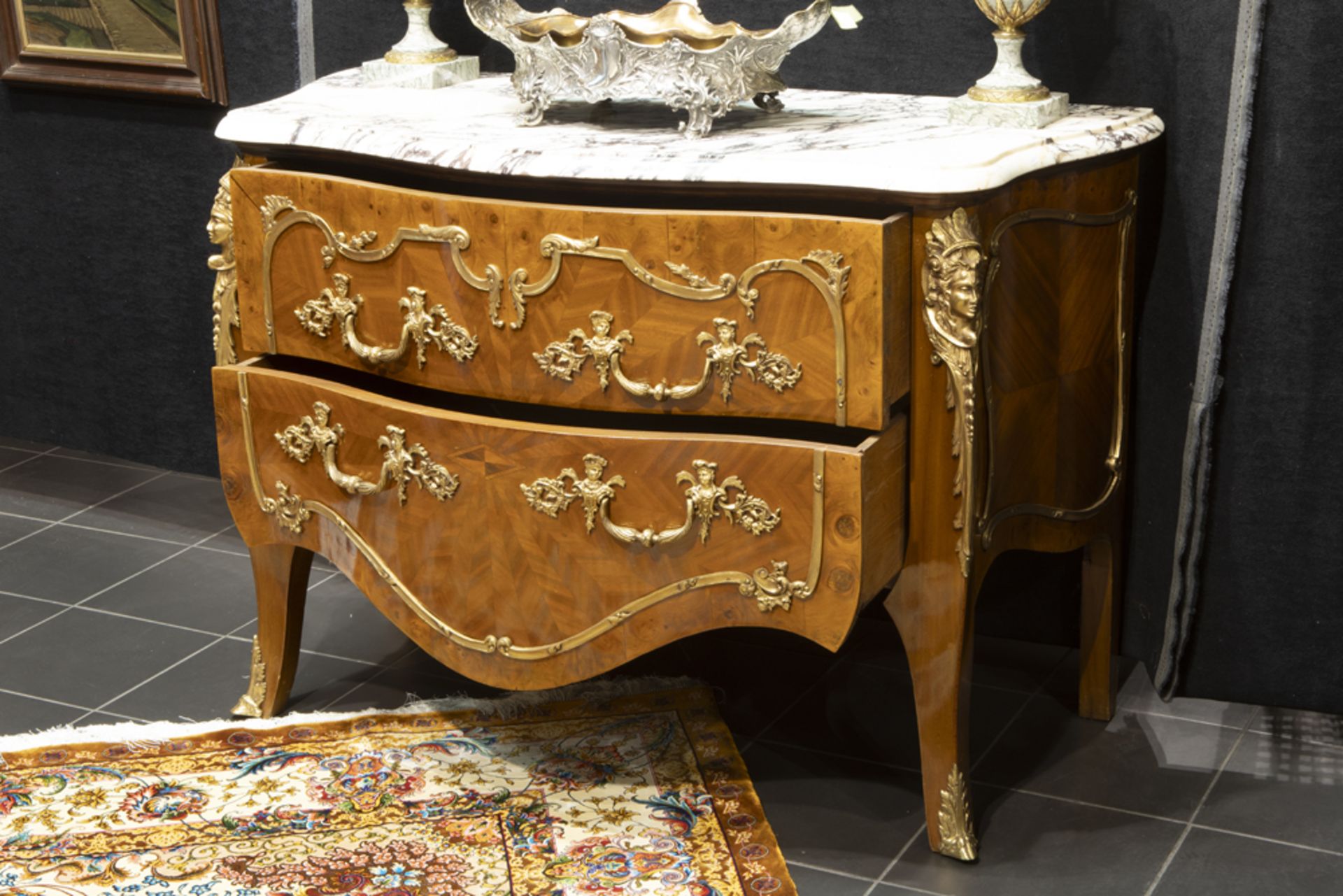 Louis XV style chest of drawers in burr of walnut with mountings in gilded bronze and with a quite - Image 2 of 2