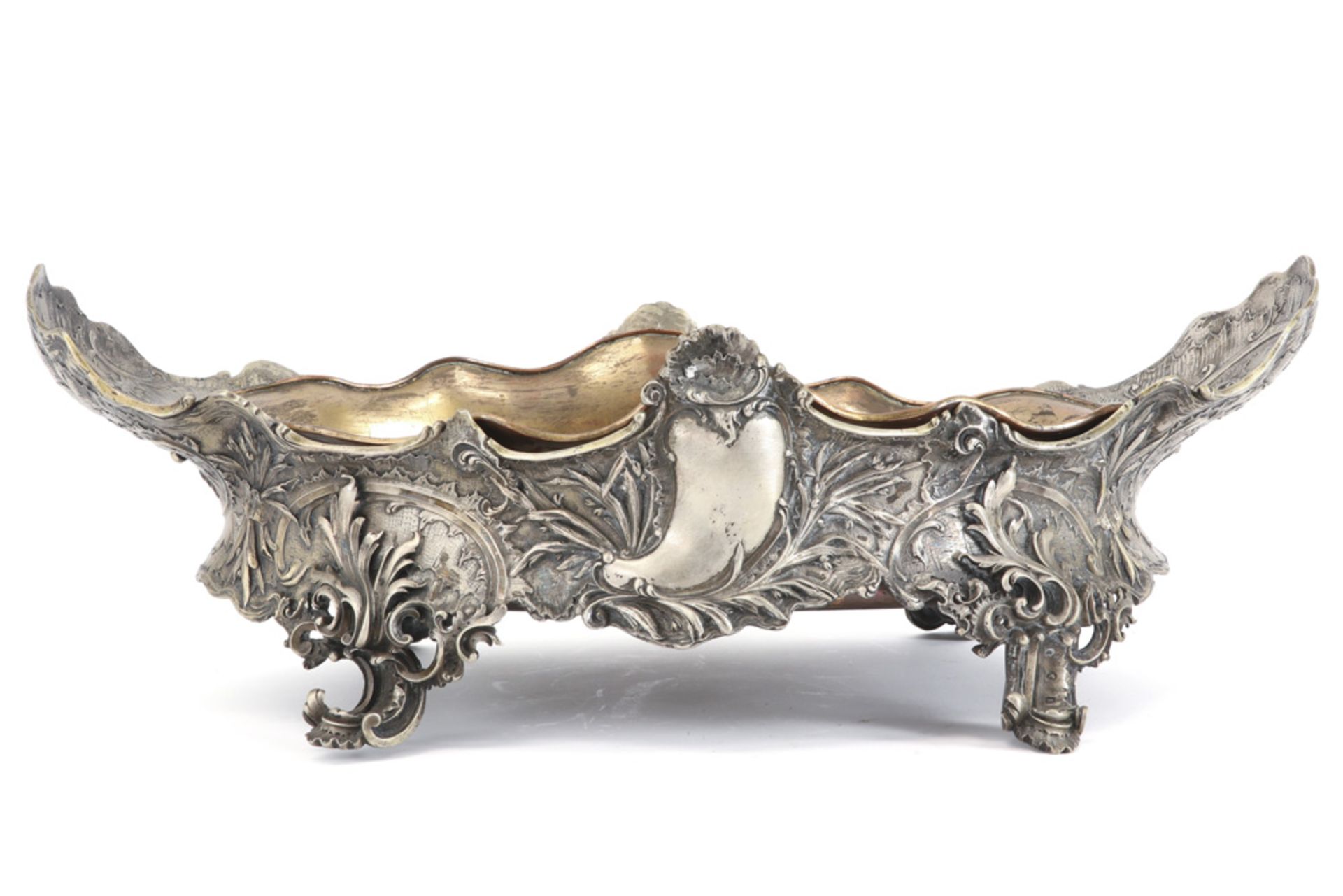 antique centerpiece (jardinier) in silverplated metal with Louis XV style ornamentation ||Antieke