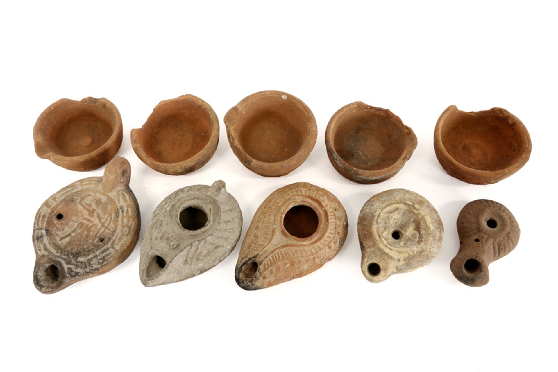 ten Ancient Rome earthenware oillamps ||Lot van tien Oud-Romeinse olielampjes in aardewerk - Image 2 of 2