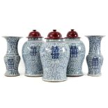 antique 5pc Chinese garniture in porcelain with a blue-white decor : a pair of 'rouleau' vases and