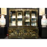 Chinese lacquerware display cabinet with polychrome scenes ||Chinees vitrinemeubel in zwarte lak met