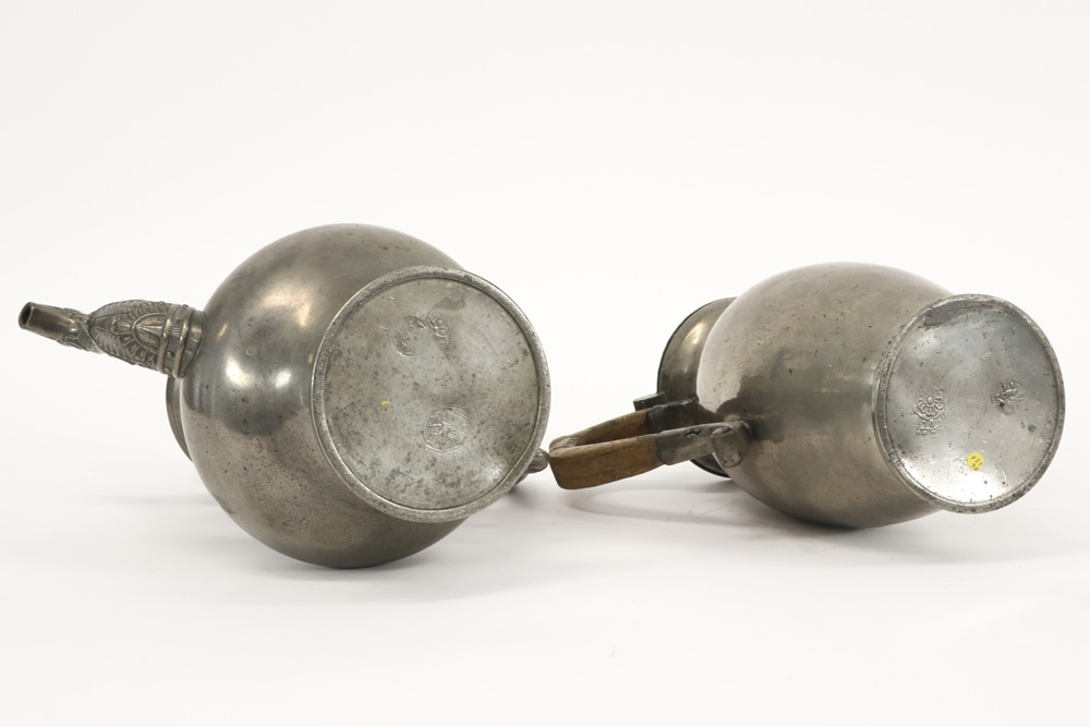 two antique coffeepots in marked pewter ||Twee antieke koffiekannen in gemerkte tin - hoogtes : ca - Bild 3 aus 5