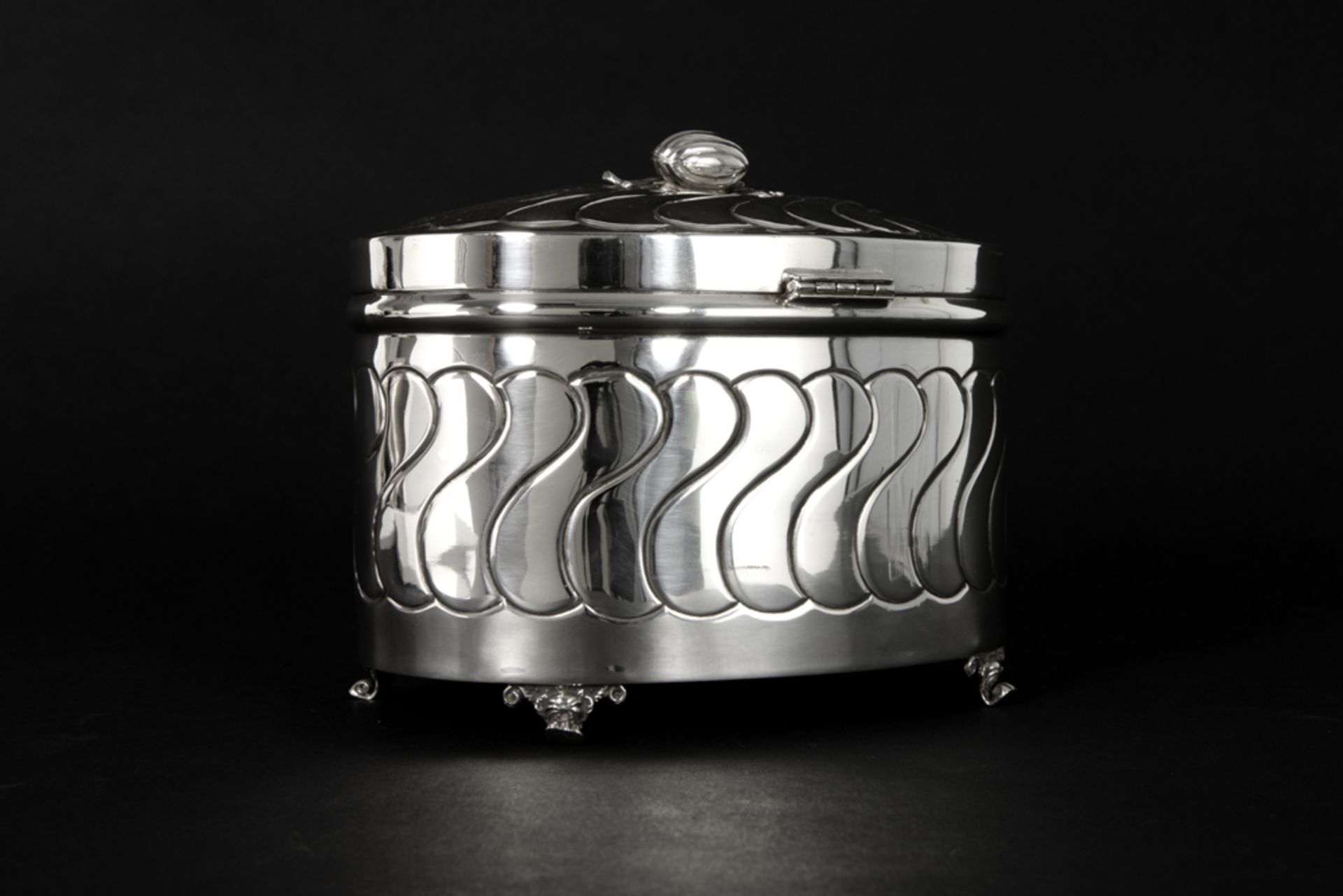 oval "Hazorfim" cookie box in marked silver ||HAZORFIM ovale gedekselde koekjesdoos in massief - Image 3 of 5