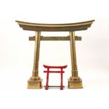 a bigger metal and a small wooden Japanese miniature "Torii" gate ||Lot (2) met een Japanse