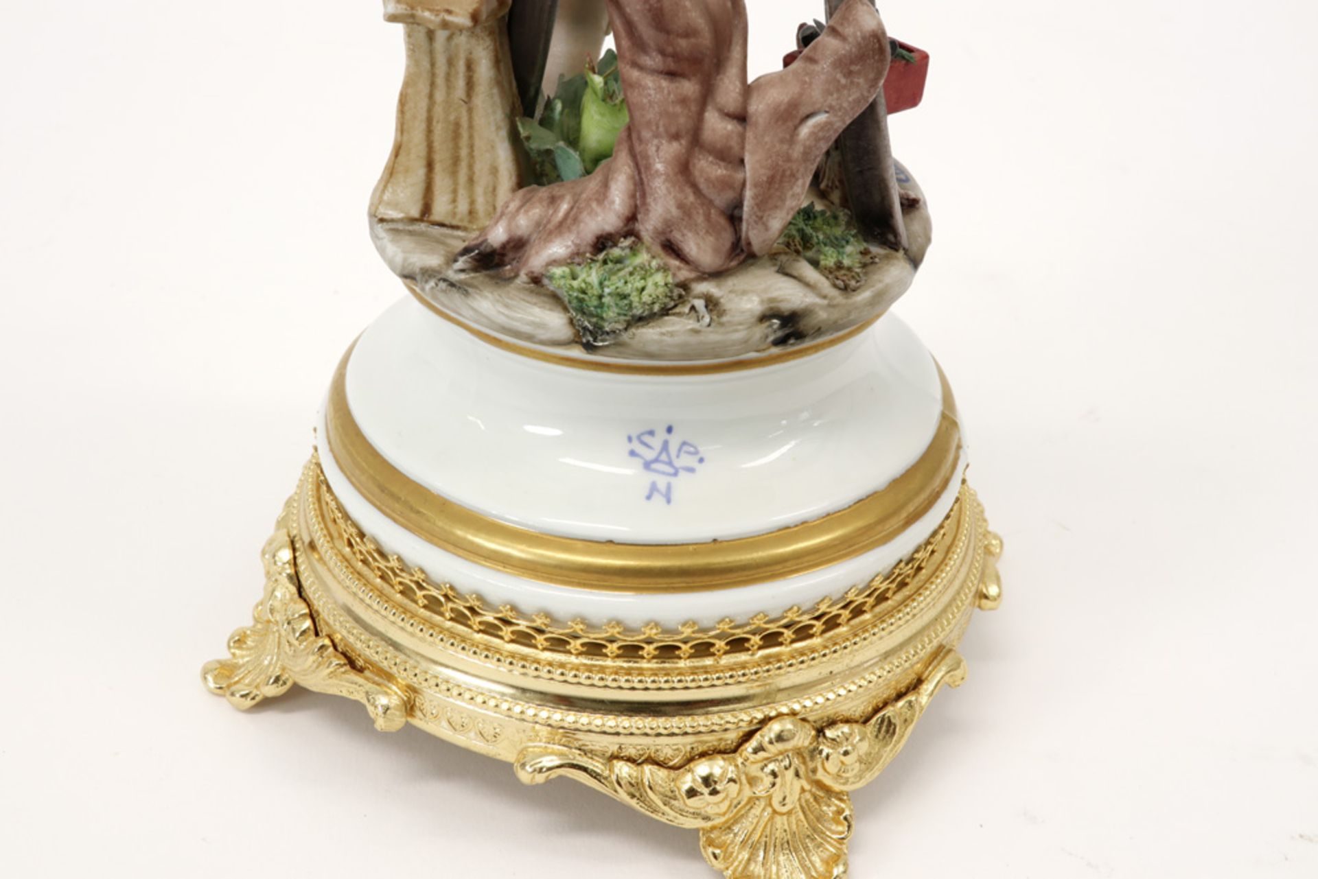 two sculptures in 'Capo Di Monte' marked porcelain ||Lot (2) Italiaanse sculpturen in 'Capo Di - Image 4 of 4
