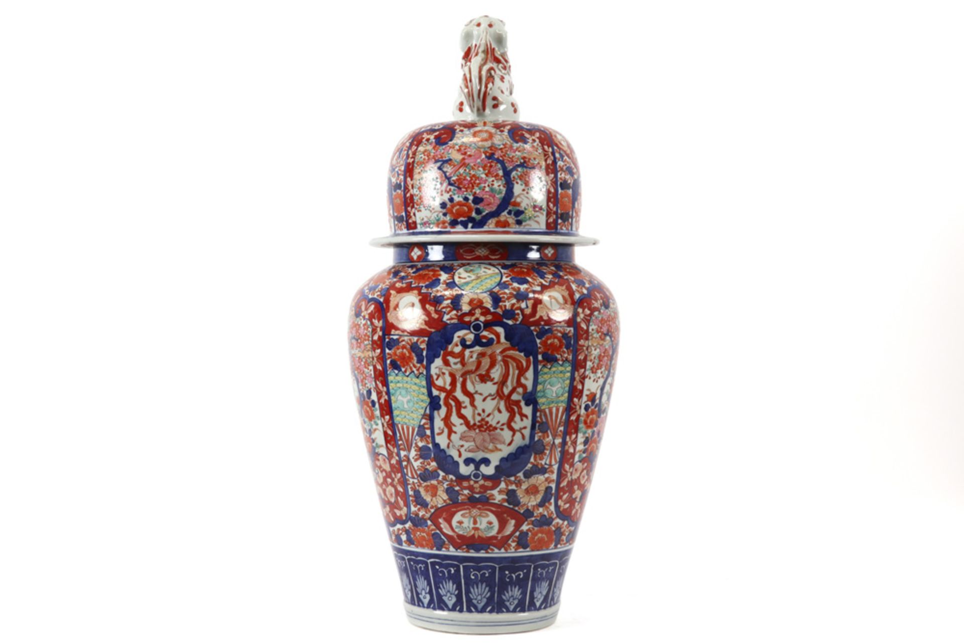 19th Cent. Japanese lidded vase in porcelain with Imari decor ||Vrij grote negentiende eeuwse - Image 4 of 6