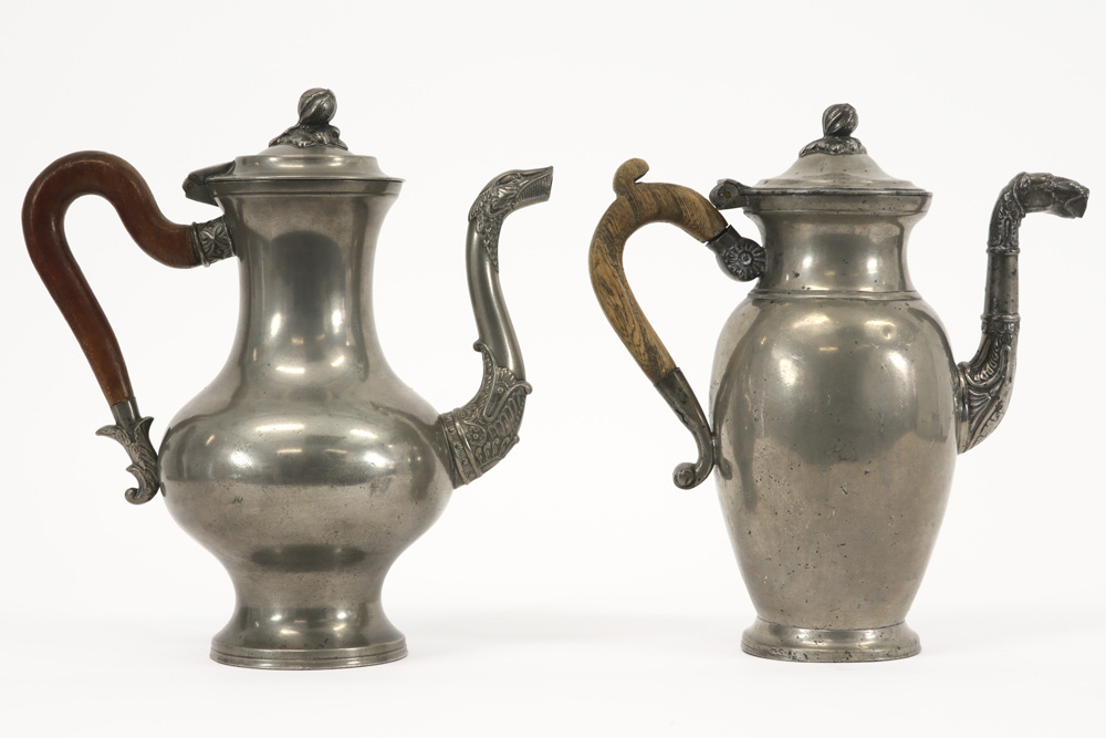 two antique coffeepots in marked pewter ||Twee antieke koffiekannen in gemerkte tin - hoogtes : ca