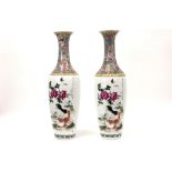 pair of Chinese vases in marked porcelain with a 'Famille Rose' decor ||Paar Chinese vazen in