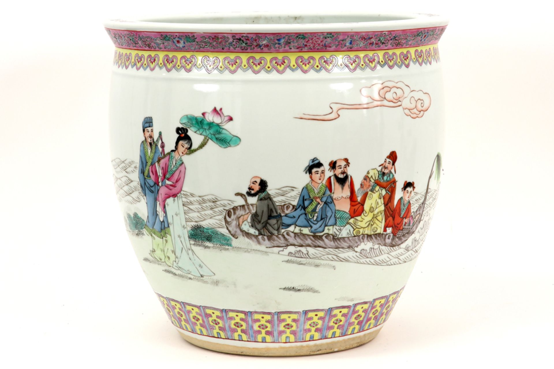 Chinese jardinier/fish bowl in porcelain with polychrome decor with figures ||Chinese jardinière