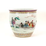 Chinese jardinier/fish bowl in porcelain with polychrome decor with figures ||Chinese jardinière