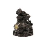 Chinese "Temple lion" sculpture in partially gilded bronze ||Chinese sculptuur in brons (met deels