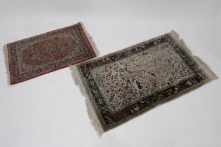 two small handknotted rugs in silk on silk ||Lot van twee kleine handgeknoopte tapijten in zijde :