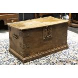 antique chest in oak with a nice lock ||Antieke koffer in eik met een mooi slot