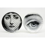 pair of plates in porcelain with a decor after Fornasetti ||Paar borden in porselein met een decor