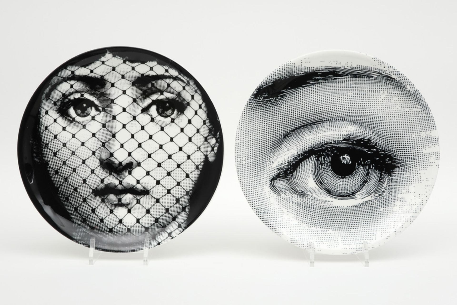 pair of plates in porcelain with a decor after Fornasetti ||Paar borden in porselein met een decor