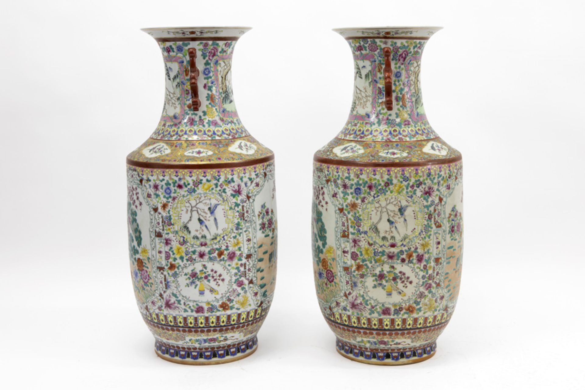 pair of 20th Cent. Chinese vases in porcelain with a polychrome decor with peacocks ||Paar 20ste - Image 2 of 4