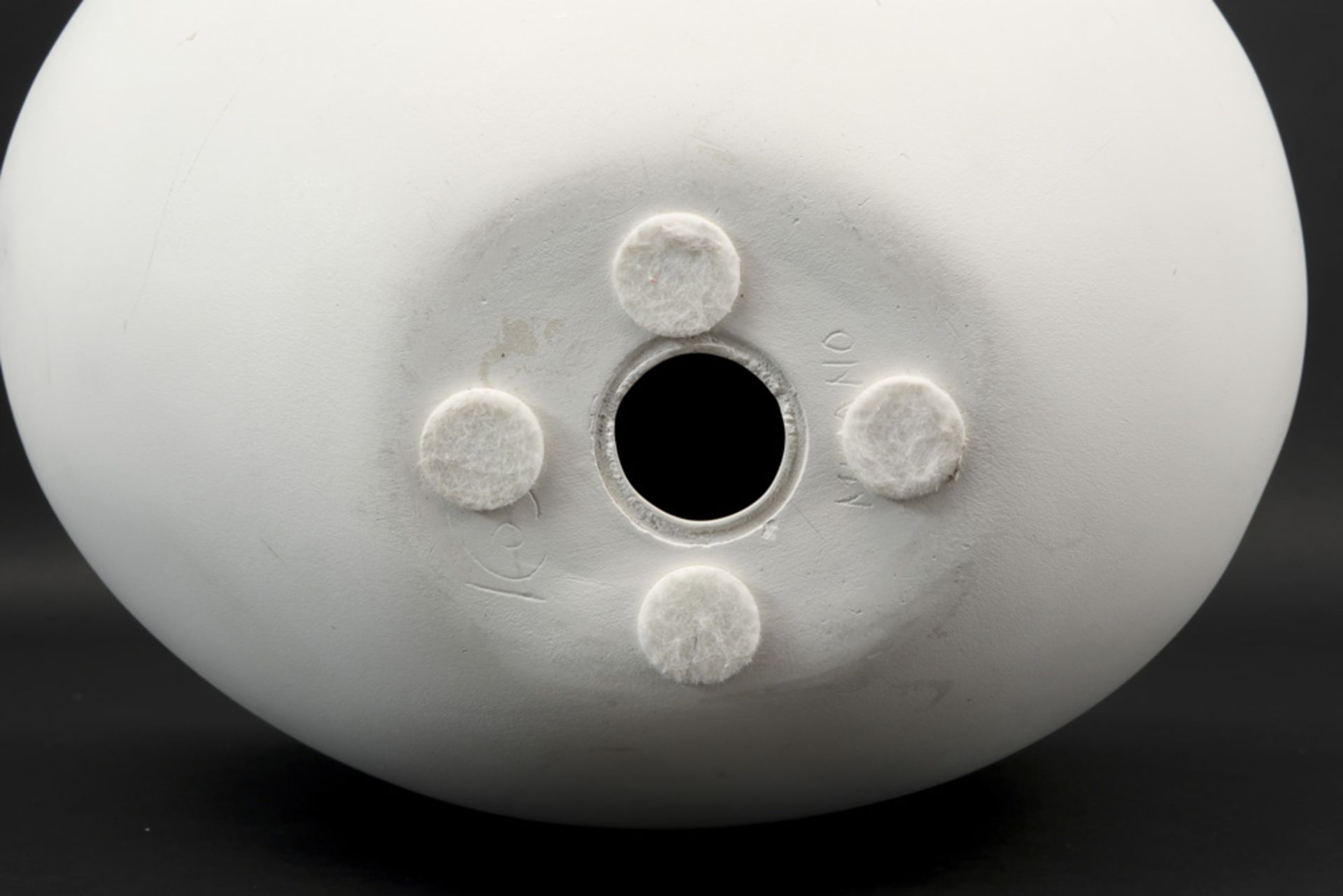 designbowl in ceramic marked Kose - Milano ||KOSE - MILANO designbowl in keramiek - diameter : 33 cm - Image 4 of 4