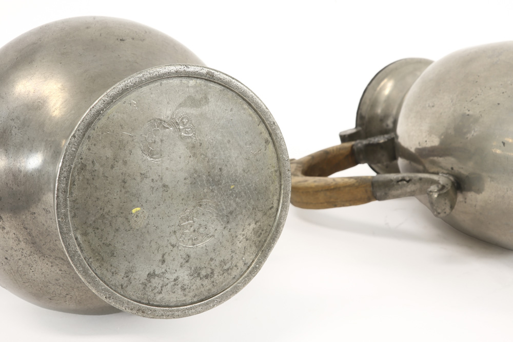 two antique coffeepots in marked pewter ||Twee antieke koffiekannen in gemerkte tin - hoogtes : ca - Bild 4 aus 5