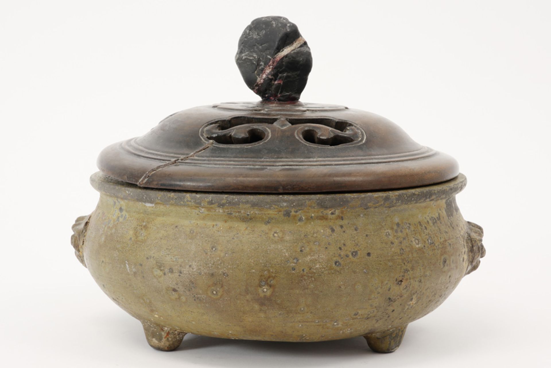 Chinese bowl in earthenware with a wooden frame with stone grip ||Chinese bowl op pootjes in