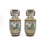 pair of 20th Cent. Chinese vases in porcelain with a polychrome decor with peacocks ||Paar 20ste