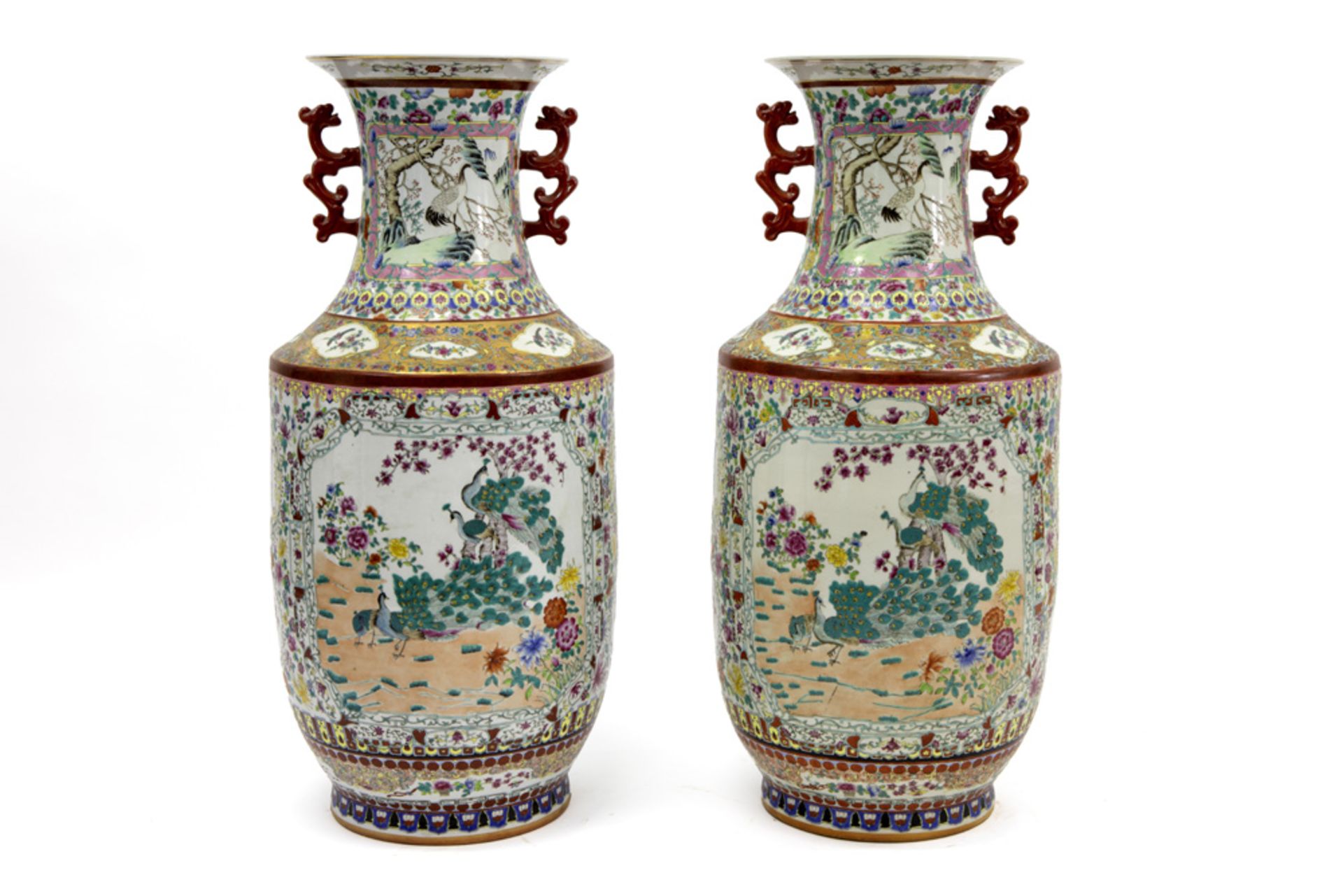 pair of 20th Cent. Chinese vases in porcelain with a polychrome decor with peacocks ||Paar 20ste