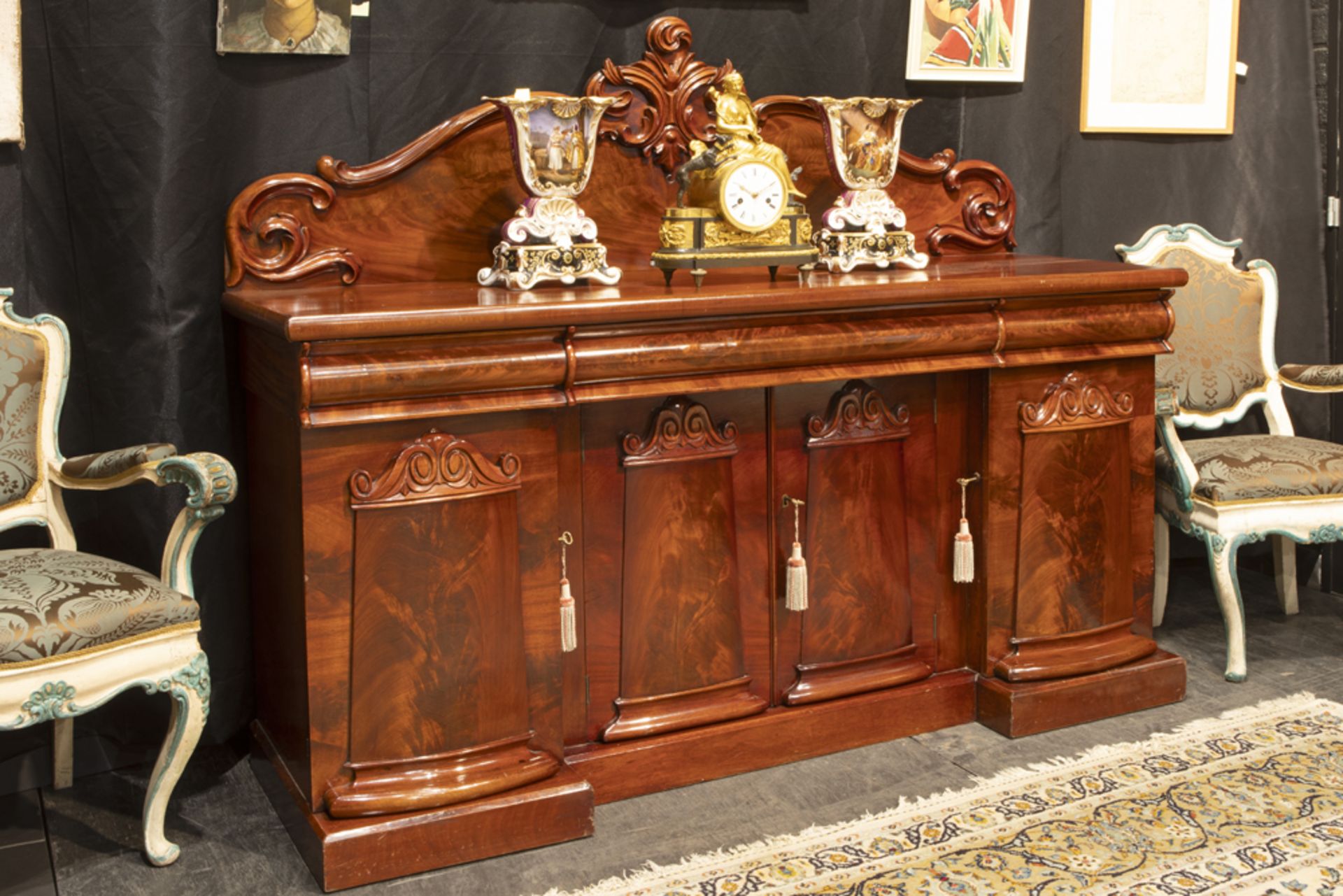 19th Cent. Victorian sideboard in mahogany with three drawers and four doors ||Negentiende eeuwse