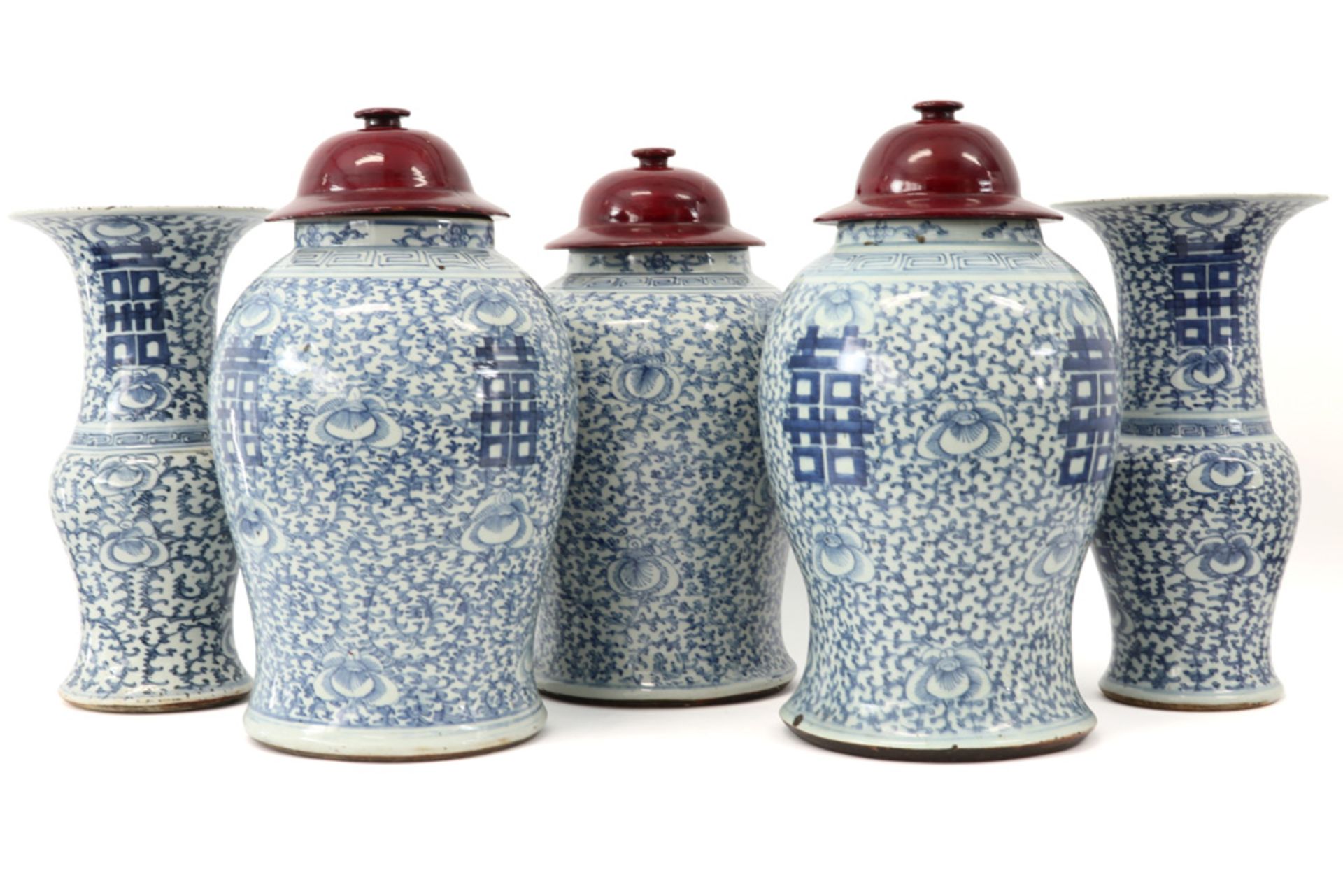 antique 5pc Chinese garniture in porcelain with a blue-white decor : a pair of 'rouleau' vases and - Image 2 of 5