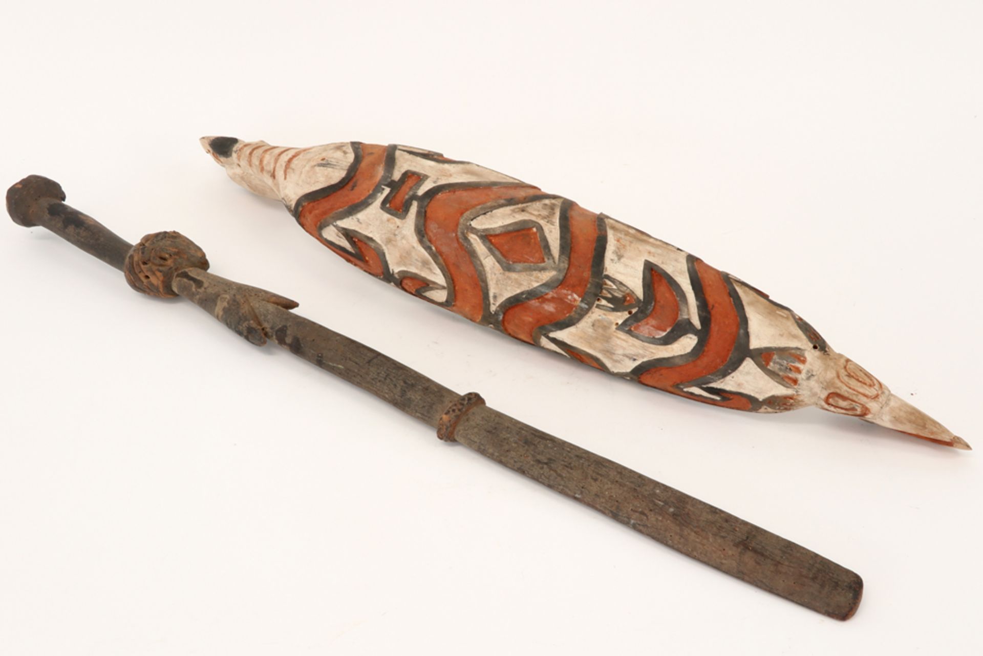Sago bowl from Irian Jaya and a Papua New Guinean Mid Sepik area digging stick in wood ||Lot (2) van - Image 2 of 3