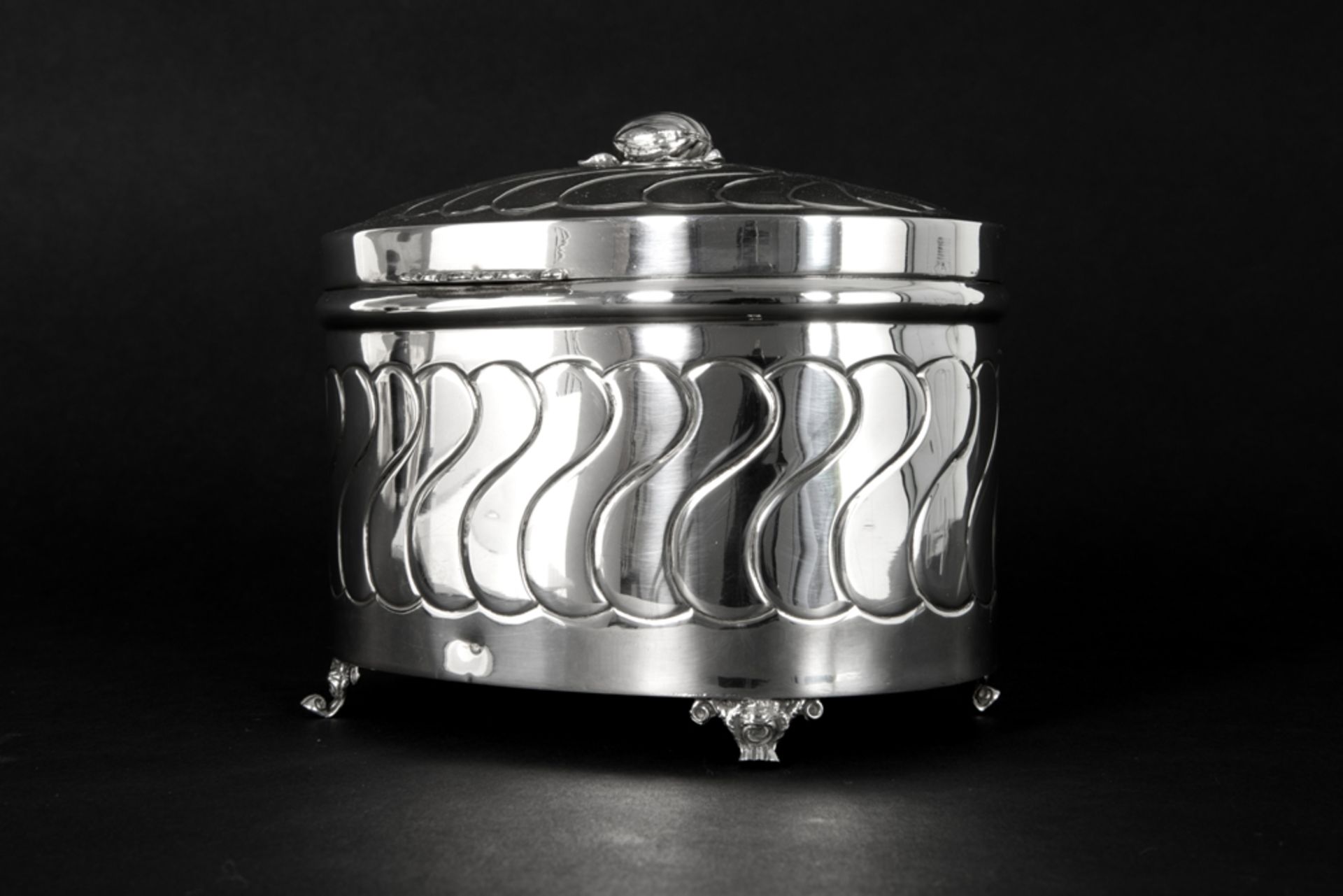 oval "Hazorfim" cookie box in marked silver ||HAZORFIM ovale gedekselde koekjesdoos in massief - Image 2 of 5