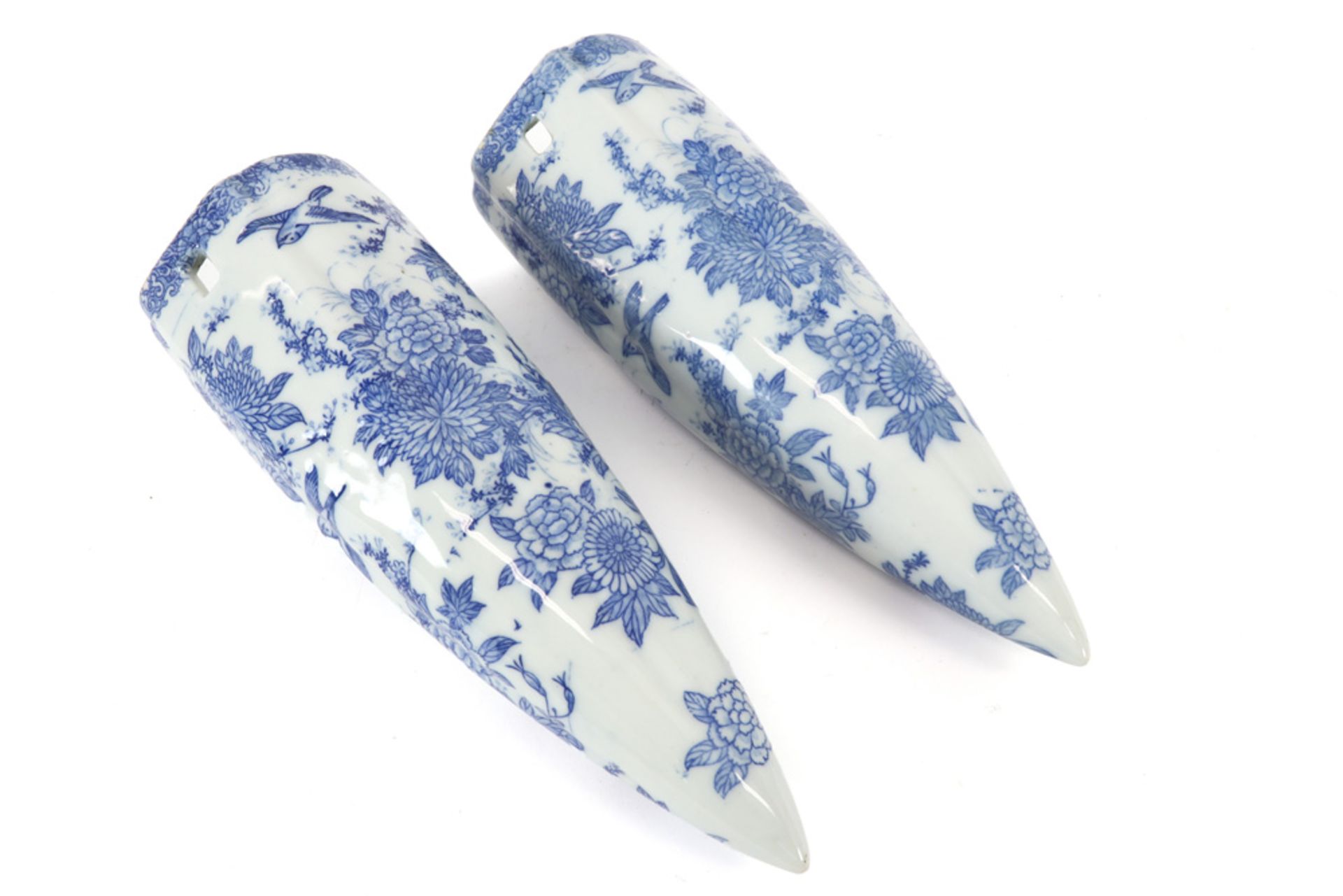 pair of Japanese wall vases in porcelain with a blue-white flower decor ||Paar Japanse wandvazen met - Image 2 of 3