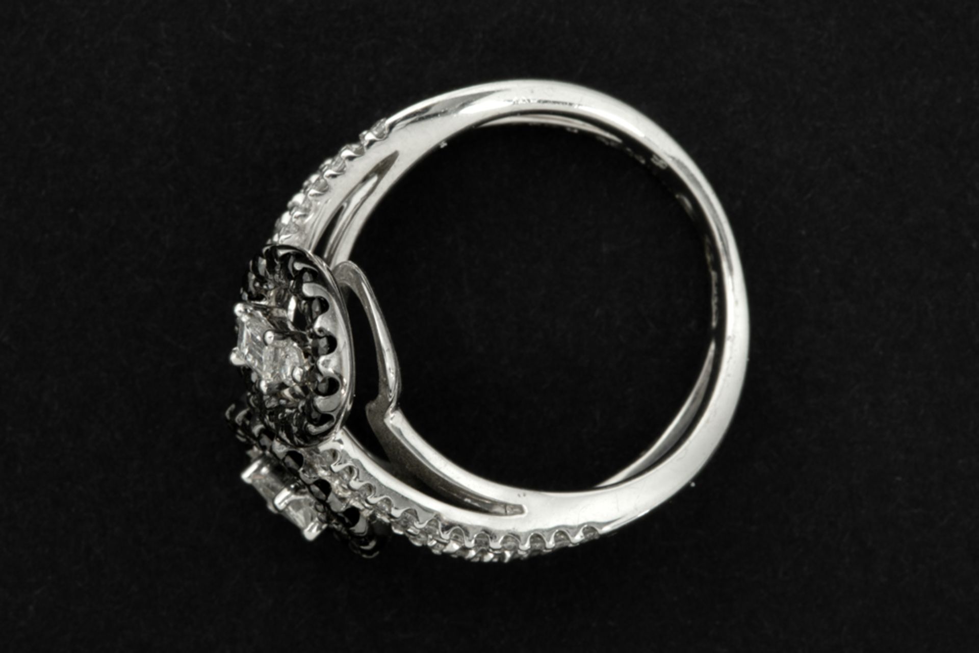 modern ring in white gold (18 carat) with ca 1 carat of white and black quality brilliant cut - Image 2 of 2