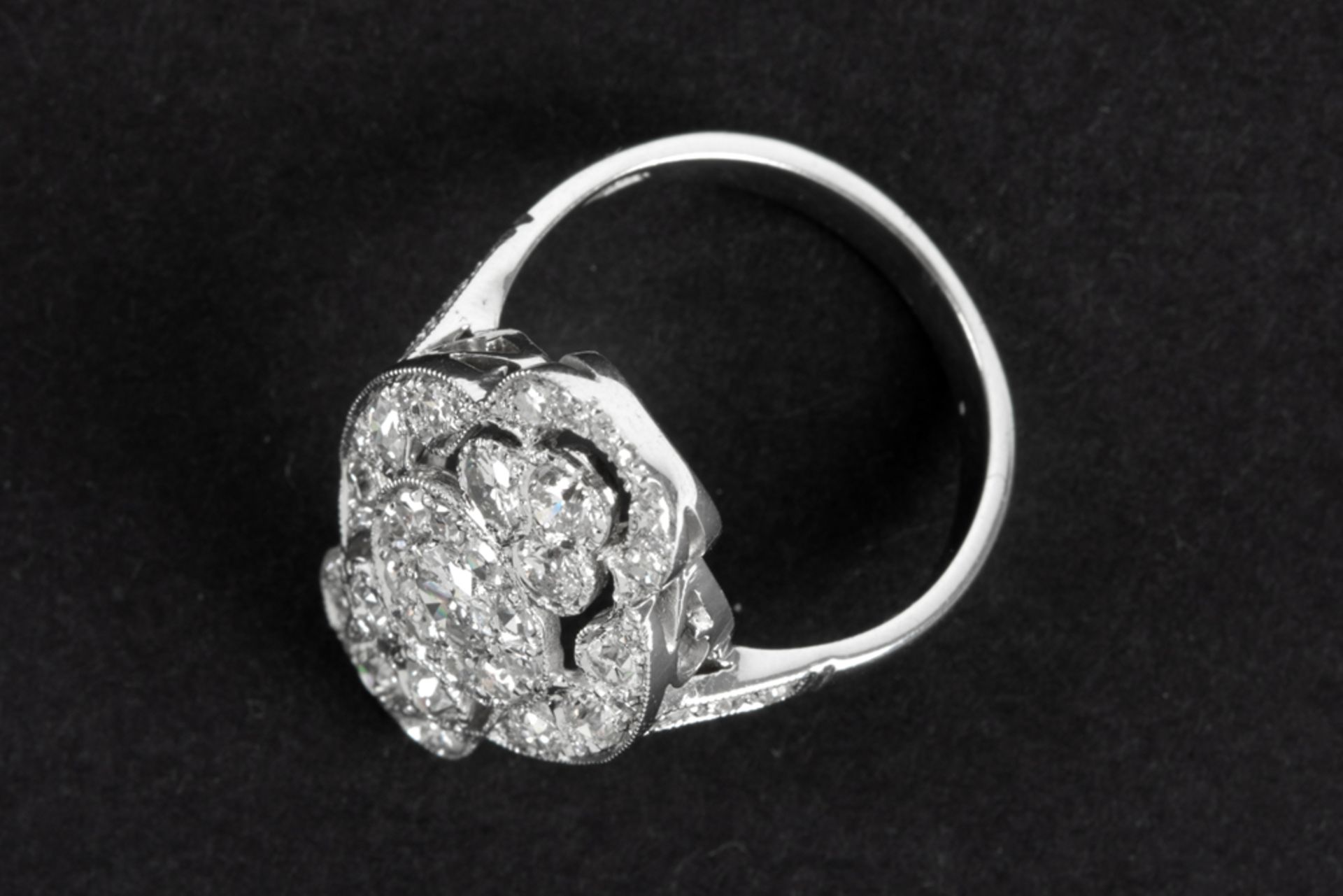 ring with with a nice Art Deco design in white gold (18 carat) with ca 1,30 carat of high quality - Bild 2 aus 2