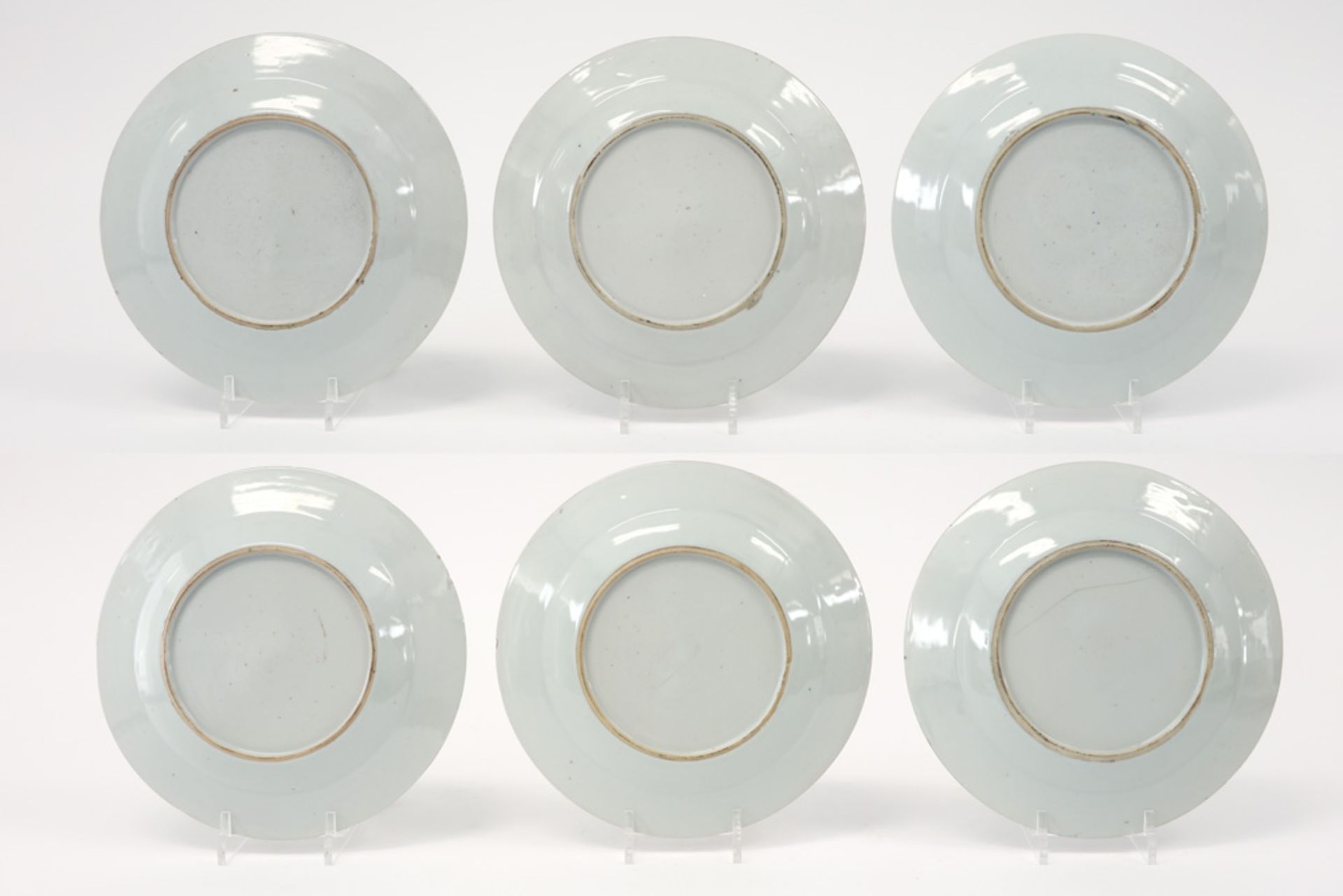 series of six 18th Cent. Chinese plates in porcelain with a 'Famille Rose' decor ||Reeks van zes - Image 2 of 2